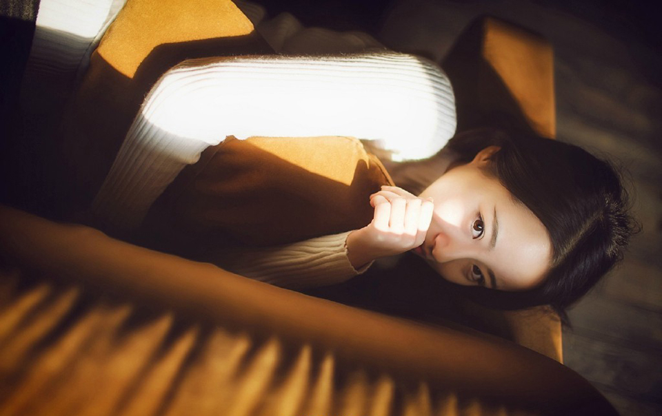 “没办法，若此时船队出行，难保江东水军不会伺机而动，如今我军的粮草，可经不起折腾。”诸葛亮闻言，也不禁苦笑一声，周瑜一死，那柴桑大营的江东水军最近可没少找麻烦，虽然大仗没有，但江夏、江陵的舟船，莫说官方的战舰，便是普通百姓的船只只要稍微靠近都可能遭到攻击或者掳掠。